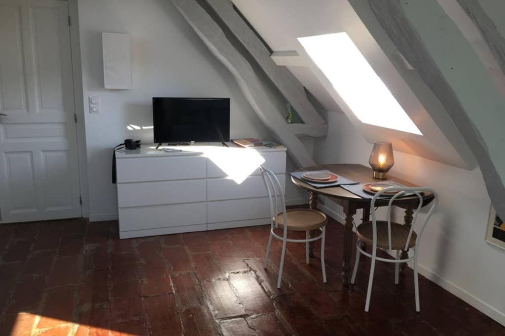 Tonnerre Grand Studio De Charme Au Coeur De La Ville Bagian luar foto